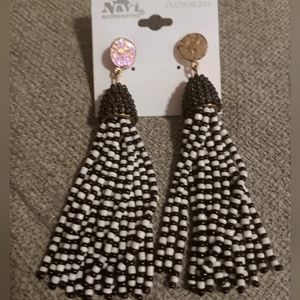 💛Black and White Bead Dangle Earrings